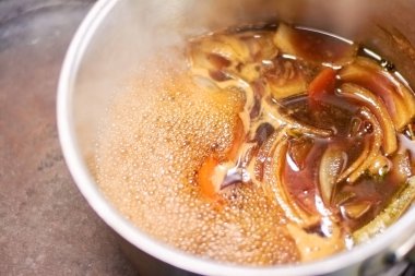 Lezzet şaftlı tencerede kaynama kuzu.