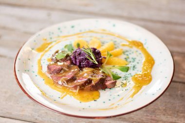 portakal soslu ördek göğsü.