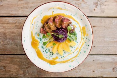 Üstten Görünüm portakal soslu ördek göğsü.