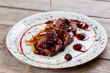Kiraz soslu dana eti doğranmış.