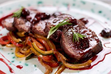 Tatlı soslu iştah açıcı sığır eti yakın çekim.