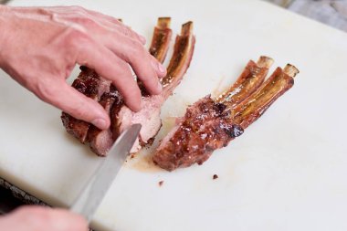 Erkek kesme ızgara kaburga eller.