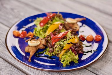 Bıldırcın eti ve fındık soslu marul salatası.