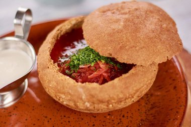 Maydanoz ile lezzetli kırmızı çorbası.