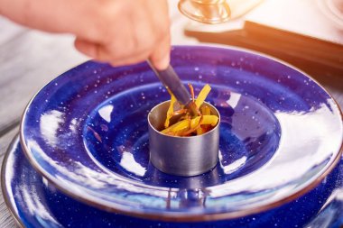 Sebze metal halka koyarak Şef.