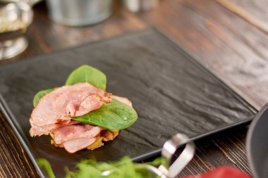 Benedict jambon ve fesleğen ile.