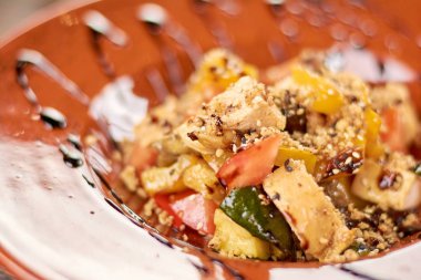 Lezzetli salata tavuk ve sebze ile.