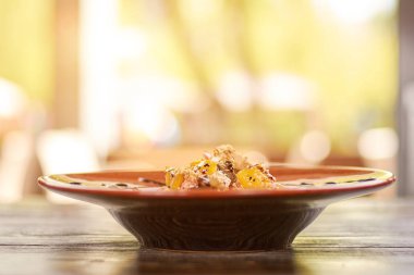 Arka plan bulanık üzerinde lezzetli salata.