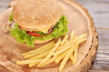 Taze lezzetli hamburger ve patates kızartması..