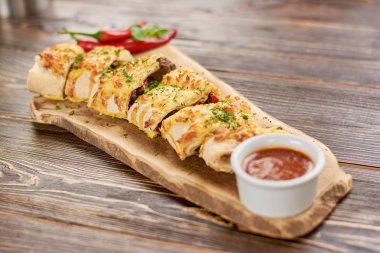 Fırında peynirli Meksikalı börek.