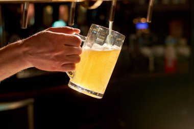 Barmen el dökme lager bira kapatın.