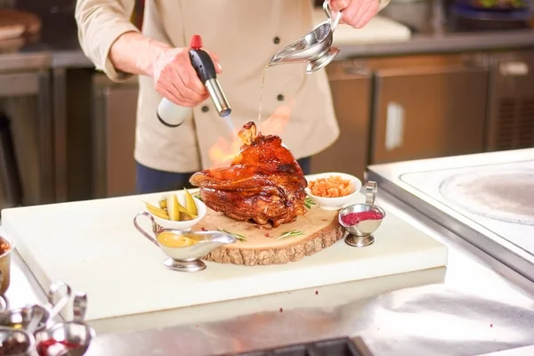 Chef quemando vástago de cordero con quemador de antorcha . —  Fotos de Stock