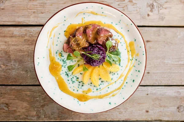 Üstten Görünüm portakal soslu ördek göğsü.