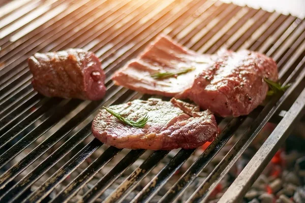 Costillas de carne de barbacoa en la parrilla de cerca . —  Fotos de Stock