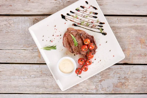 Beef steak with cherry tomatoes, top view. — Stock Photo, Image