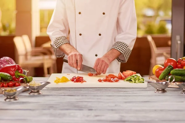 Kocken tillagar maten på professionella kök. — Stockfoto