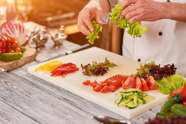 Chef preparando comida na cozinha profissional . — Fotografia de Stock