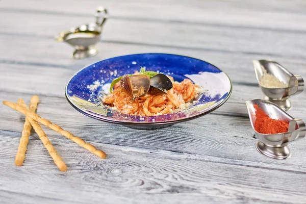 Delikat pasta på plattan och kryddor. — Stockfoto