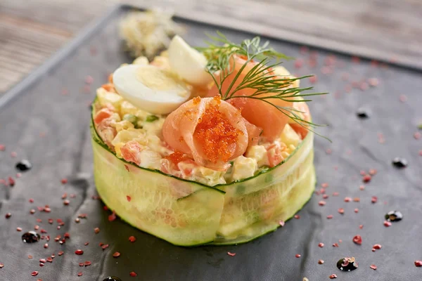 Olivier salade met zalm en tobiko kaviaar. — Stockfoto