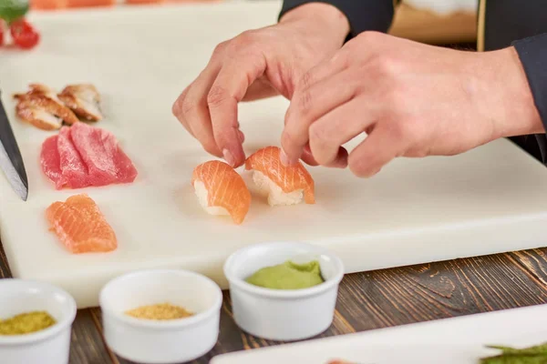 Руки повара готовят суши нигири . — стоковое фото