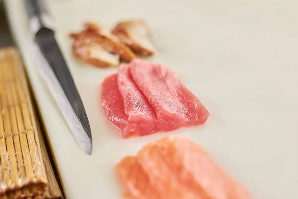 Филе сырого тунца, лосося и угря . — стоковое фото