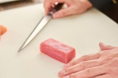 Ham tuna kesme tahtası üzerinde dilim.