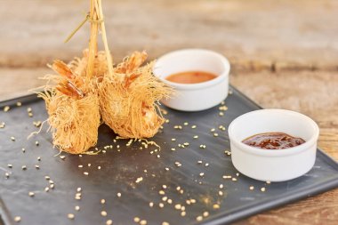 Tatlar hamur plaka üzerinde sarılı karides.