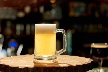 Lager bira doğal ahşap üzerine bir fincan.