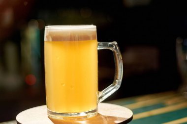 Cam masa bar hafif bira.