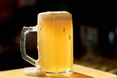 Kupa köpük soğuk bira.