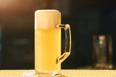 Soğuk ışık bira köpük bardak.