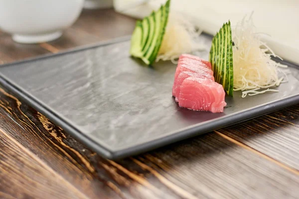 Atún y pepino en plato para sushi . — Foto de Stock