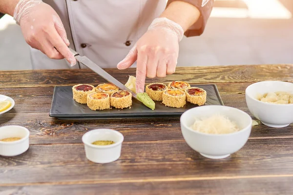 Kocken som serverar sushi set med wasabi. — Stockfoto