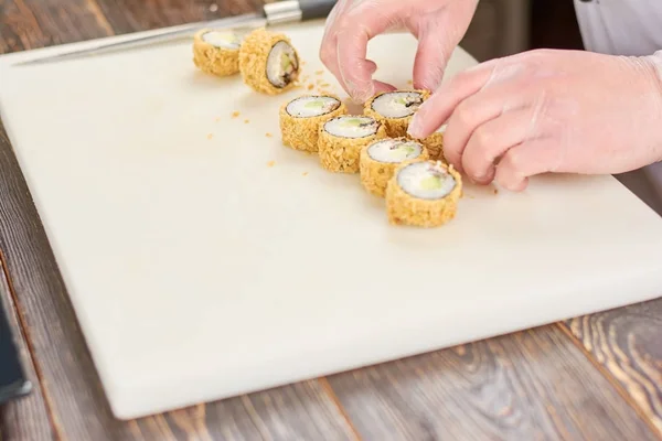 Chef cocinó sushi en la cocina . — Foto de Stock