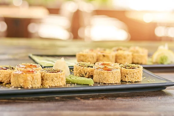 Conjunto de rollos de sushi unagi, fondo borroso . — Foto de Stock