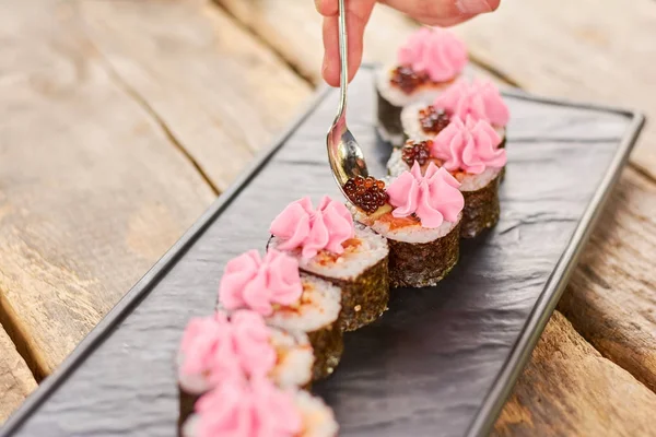 Havyar ile dekorasyon suşi süreci.