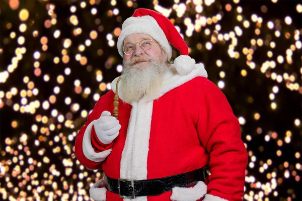 Santa med röret på nyåret lyser bakgrund. — Stockfoto