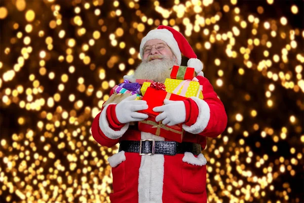 Porträtt av Glad jultomte med gåvor. — Stockfoto