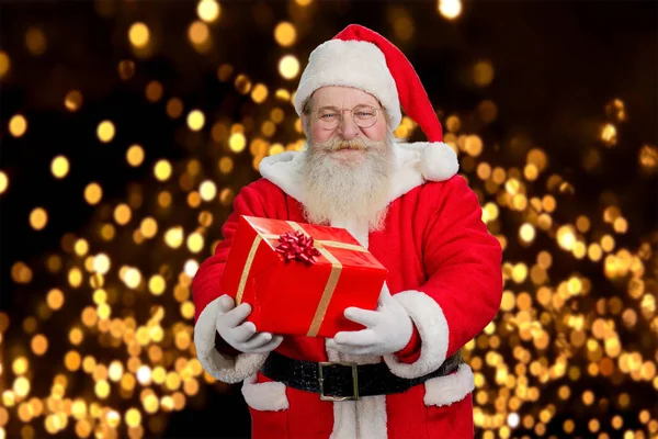 Santa Claus ofrece hermosa caja de regalo . —  Fotos de Stock