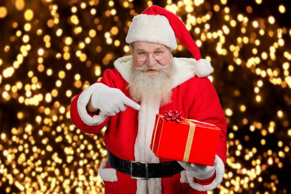 Weihnachtsmann hält schöne rote Schachtel in der Hand. — Stockfoto