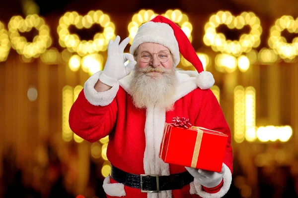 Lächelnder Weihnachtsmann zeigt Okey-Zeichen. — Stockfoto