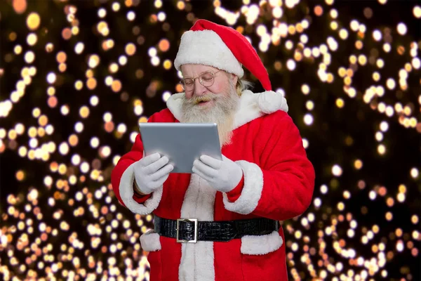 Papai Noel leitura no computador tablet . — Fotografia de Stock