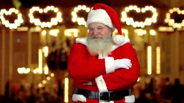 Santa Claus v zábavním parku. — Stock video