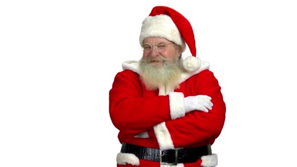 Santa met gekruiste armen geïsoleerd. — Stockvideo