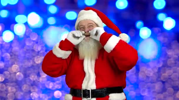 Санта-Клаус трогает свою бороду . — стоковое видео