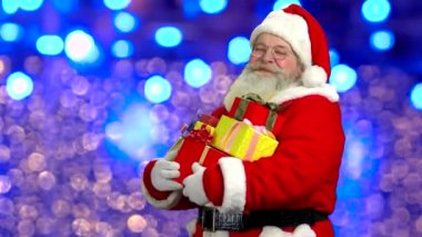 Santa holding hediyeleri.