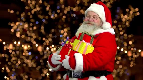Fröhlicher Weihnachtsmann mit Geschenken. — Stockvideo
