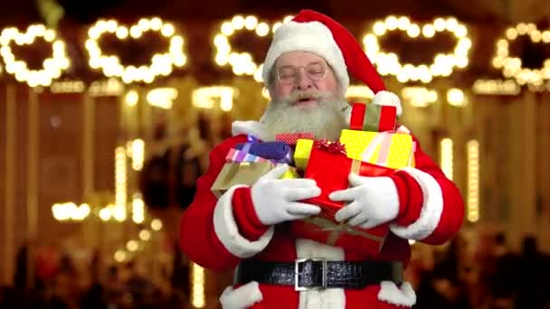 Santa bedrijf presenteert en lachen. — Stockvideo