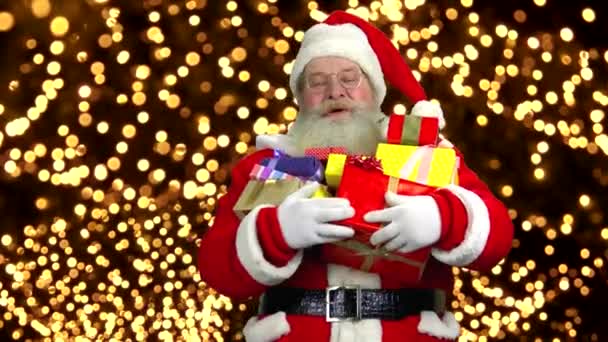Mutlu Noel Baba holding hediye. — Stok video