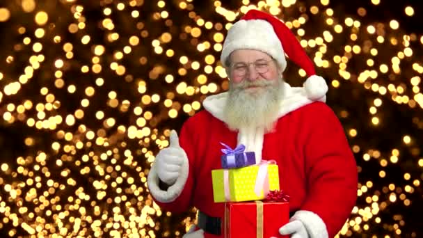 Santa Claus trzyma prezenty. — Wideo stockowe